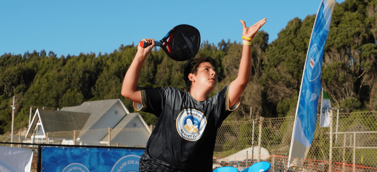 Julián Fernández, la joven promesa que destaca en el tenis playa chileno